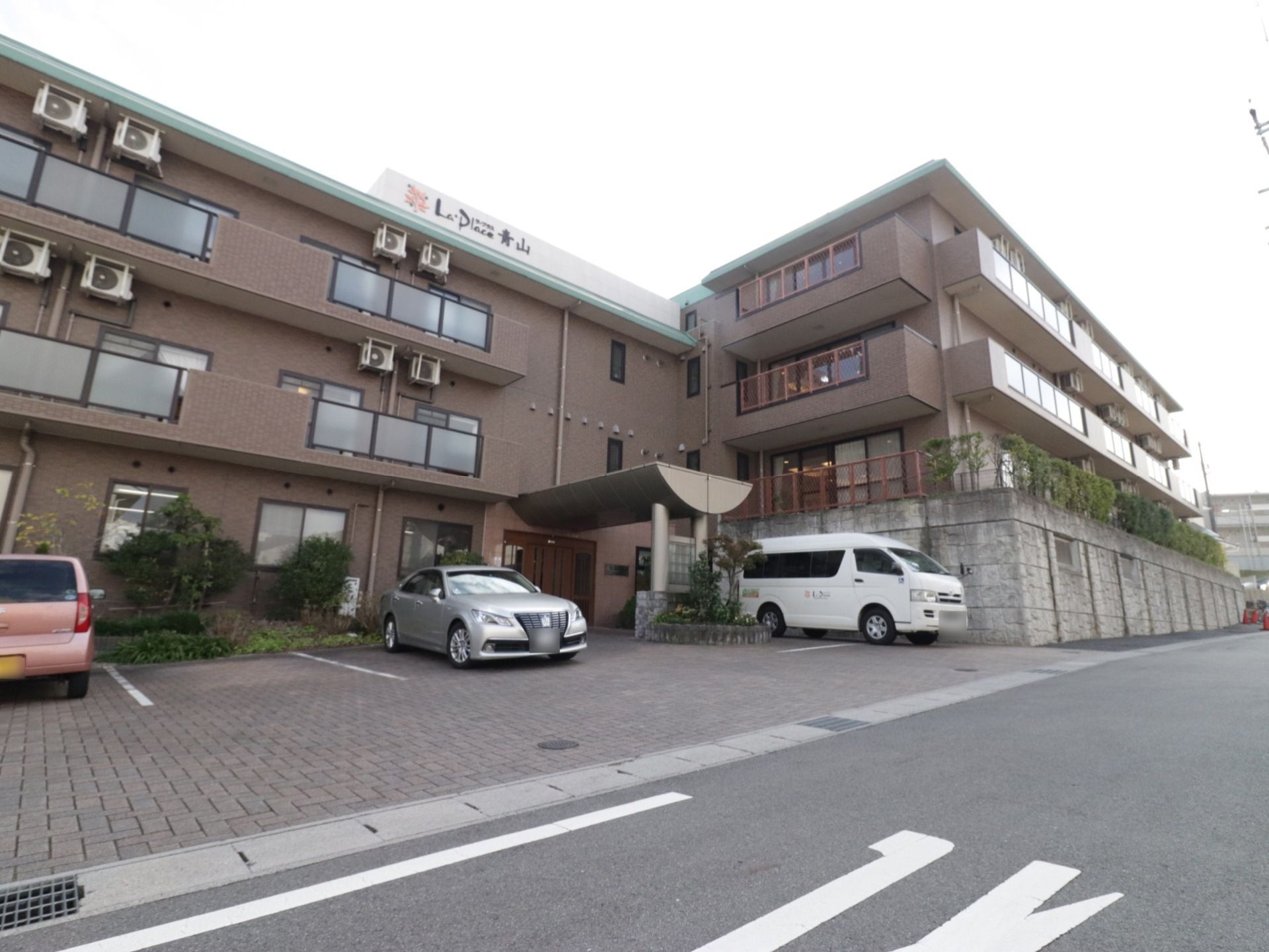屋上の真ん中あたりに、大きな看板が設置されている。白い看板の左半分に施設名が書いてあり、右半分は真っ白というデザインである。