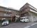 地上３階建ての施設は、茶色でまとめられたデザインである。大きな文字で施設名が書かれた看板が、屋上に設置されている。