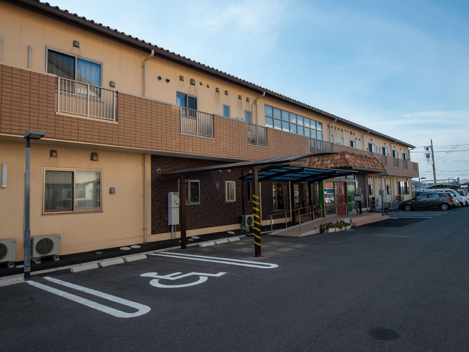 落ち着いた色合いをしている外観