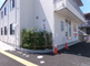 快適な介護施設の外観と駐車場