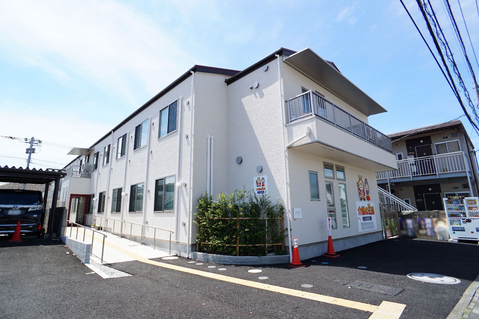 駐車場も設置してある介護施設の外観