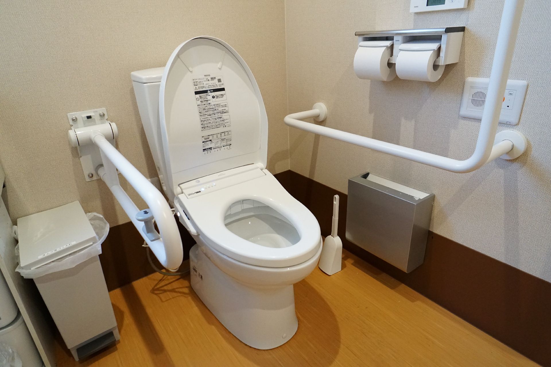 高齢者が使うことを配慮して手すりが設置されているトイレ