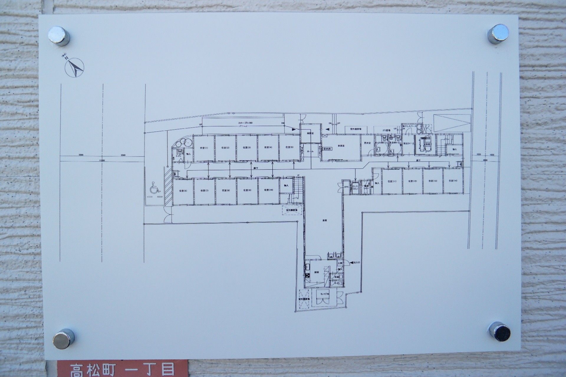 施設の案内図が取り付けられている廊下