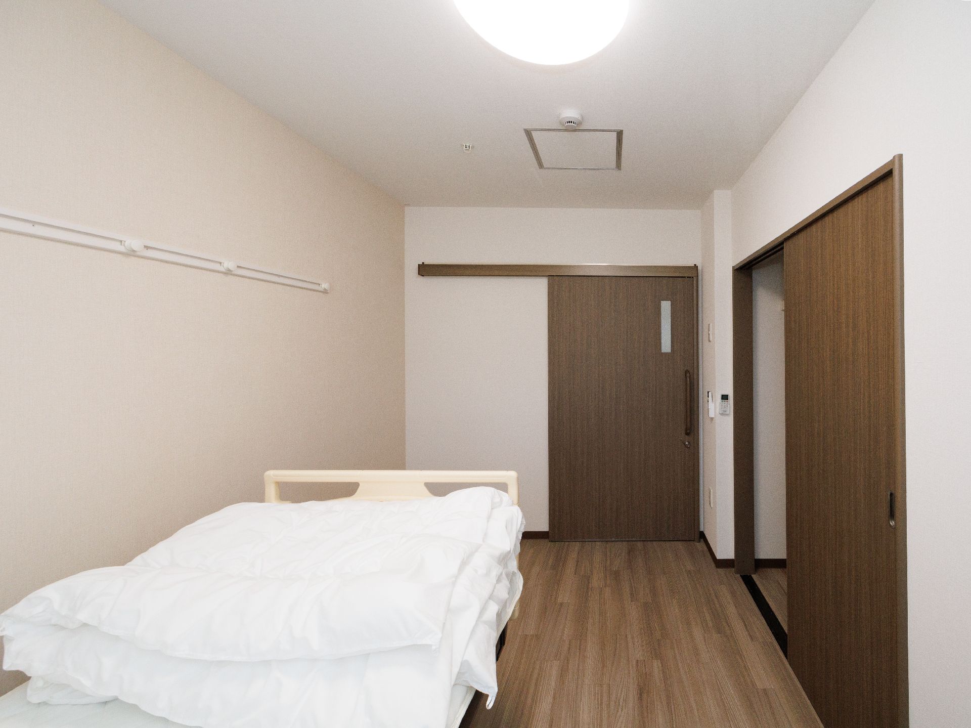 介護用のベッドが置かれている居室