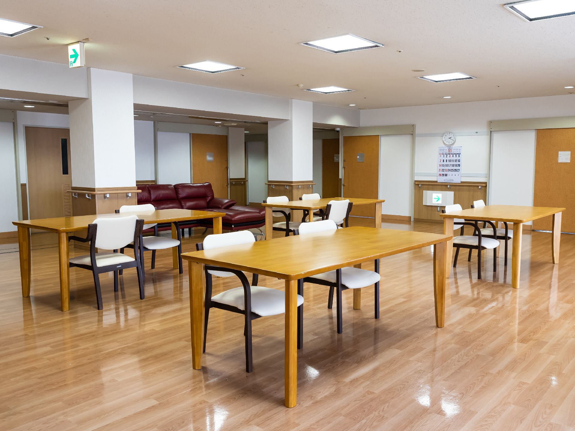 椅子やテーブルが設置され、サークル・趣味活動などで利用されている共有スペース