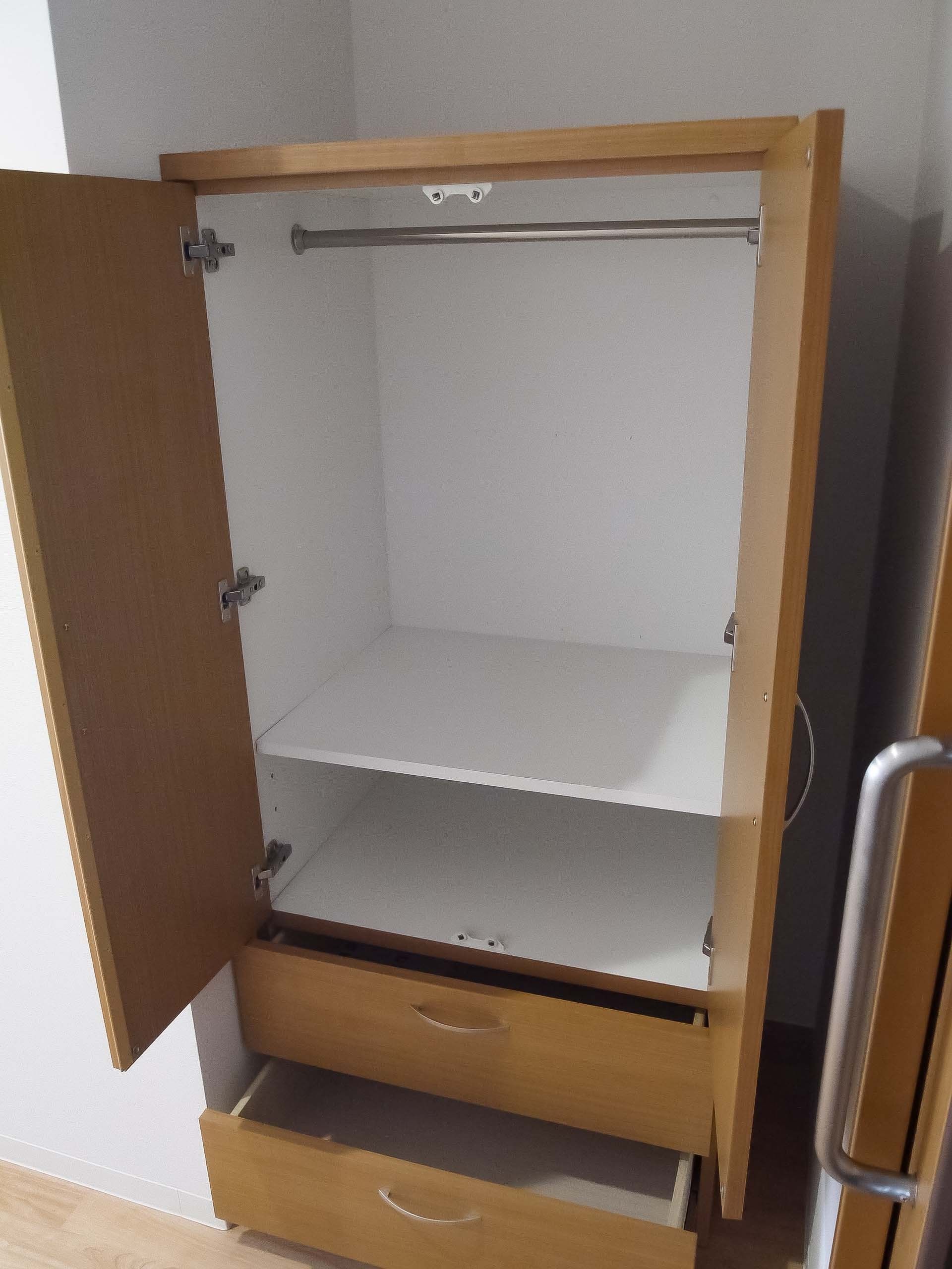 収納家具の開いた扉