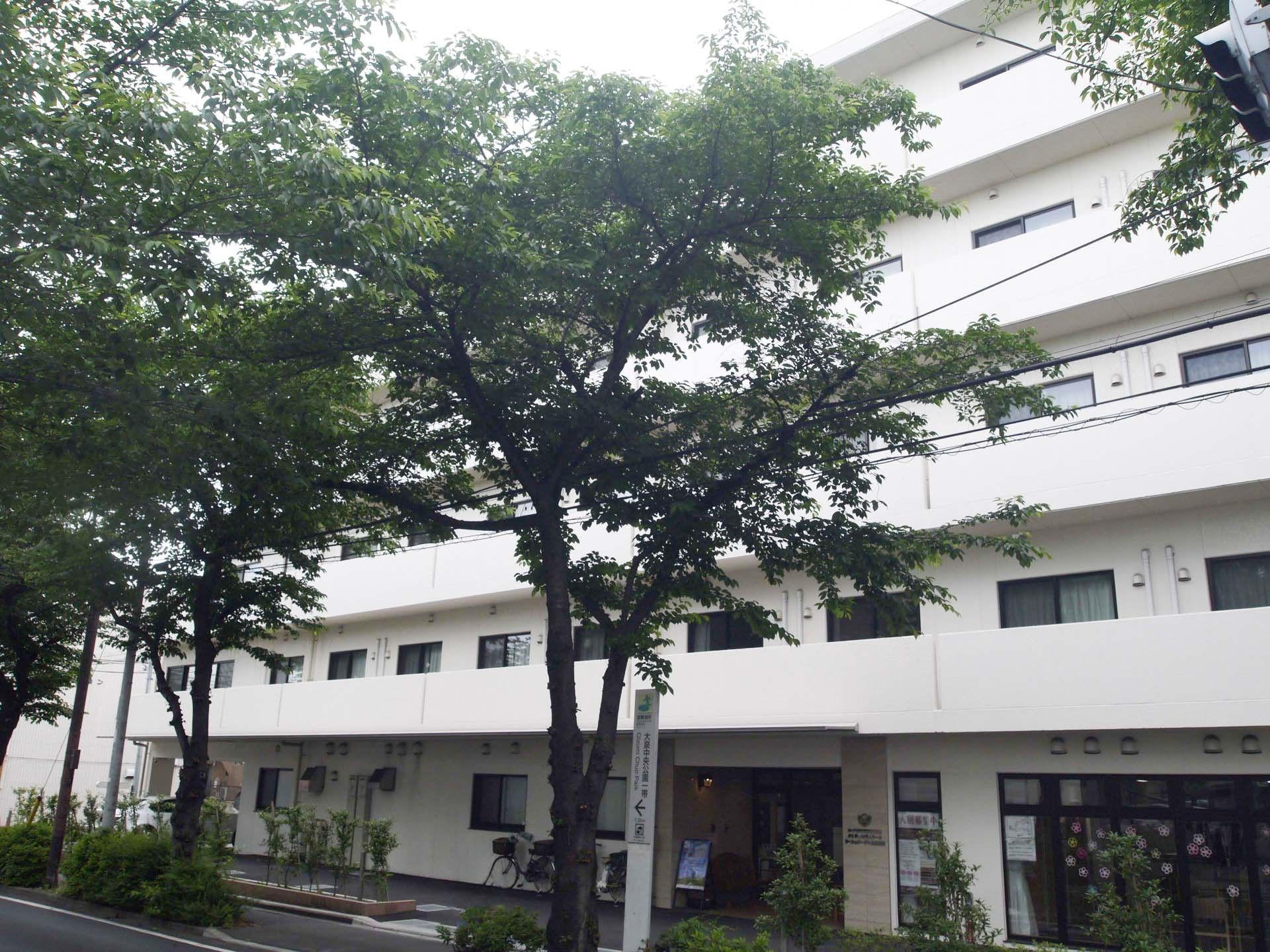 緑に囲まれた建物正面