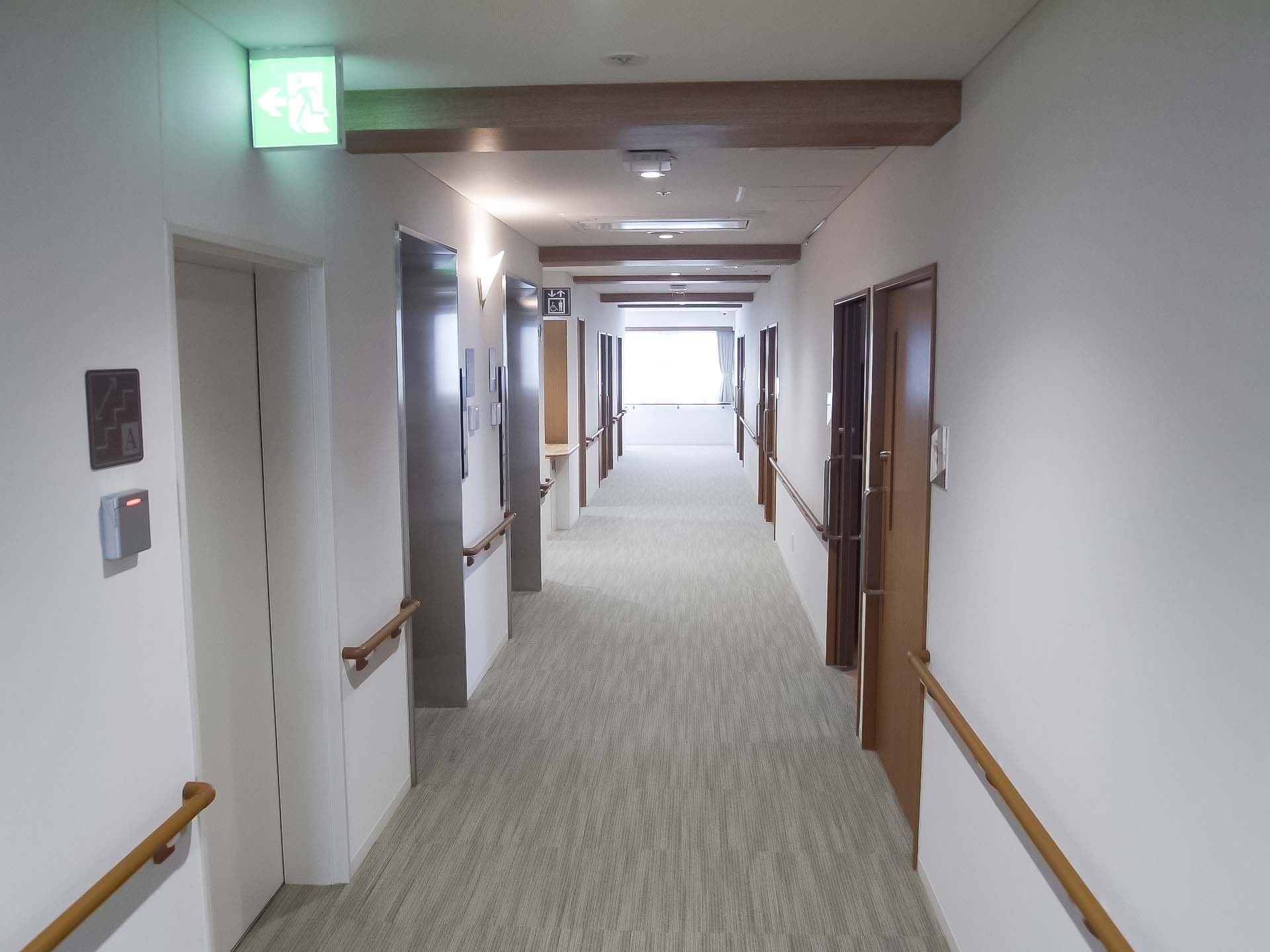 手すり付きの廊下