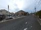 広々とした屋外駐車場