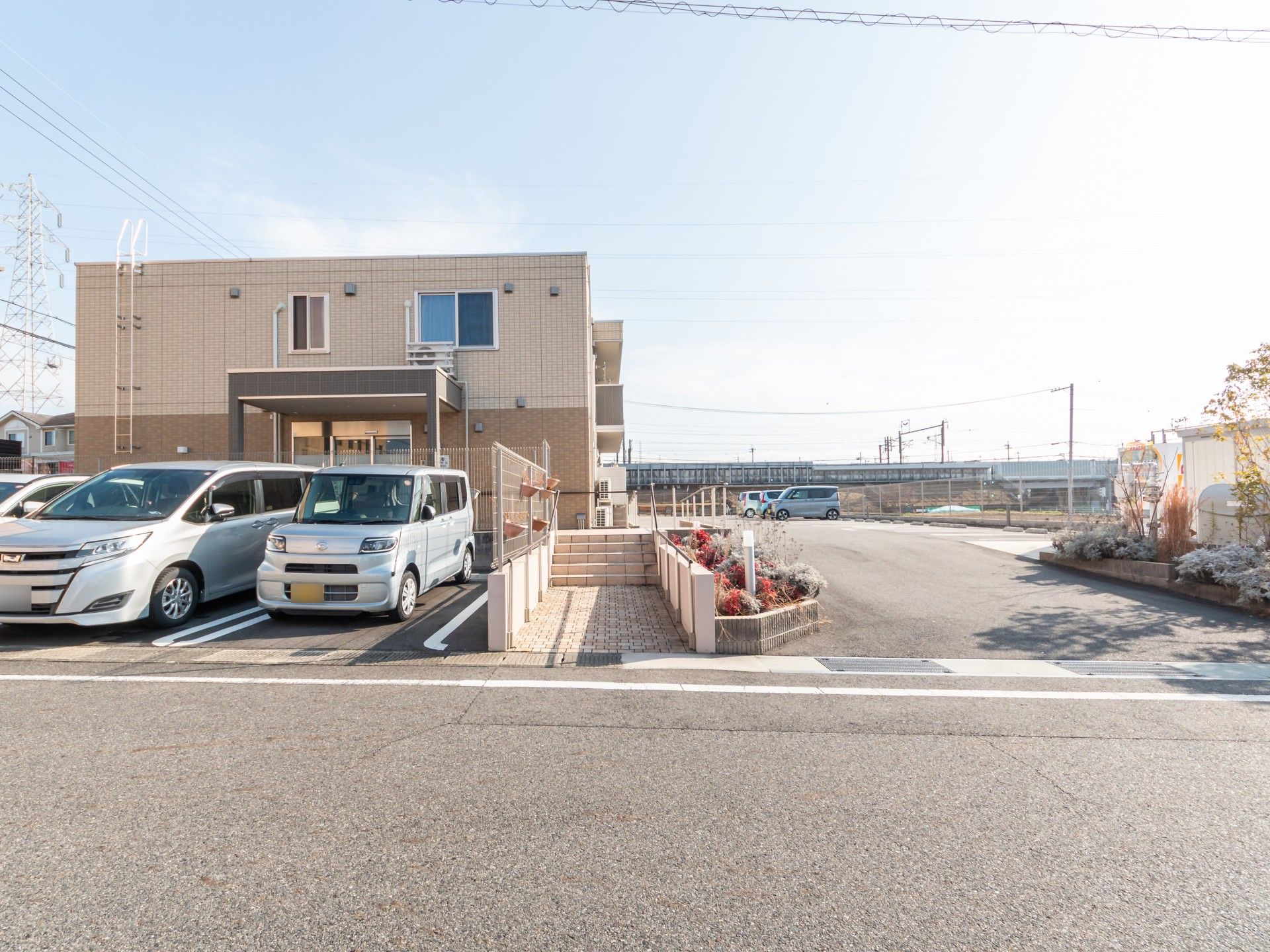 駐車場と建物の外観