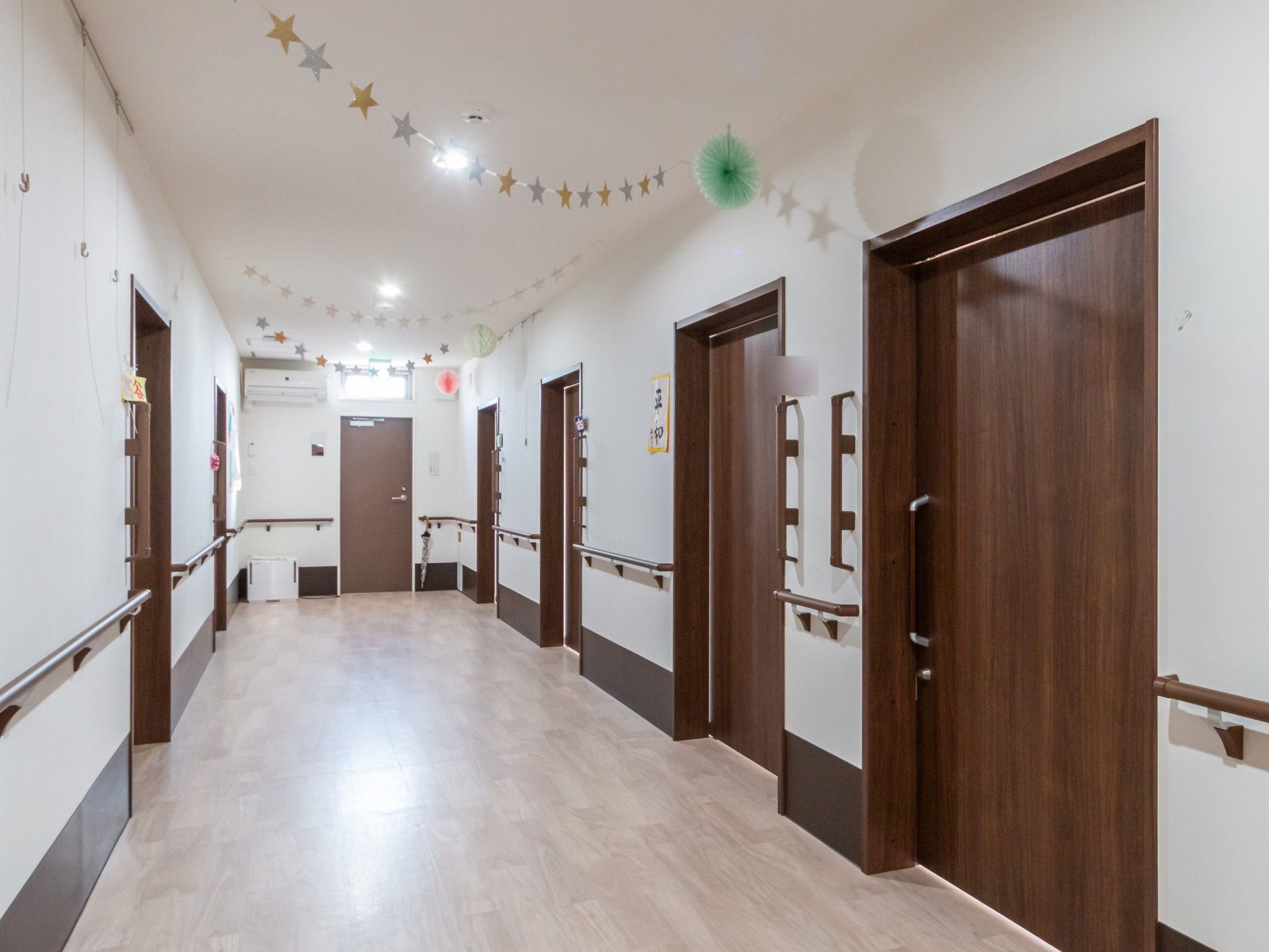 飾りが施された廊下