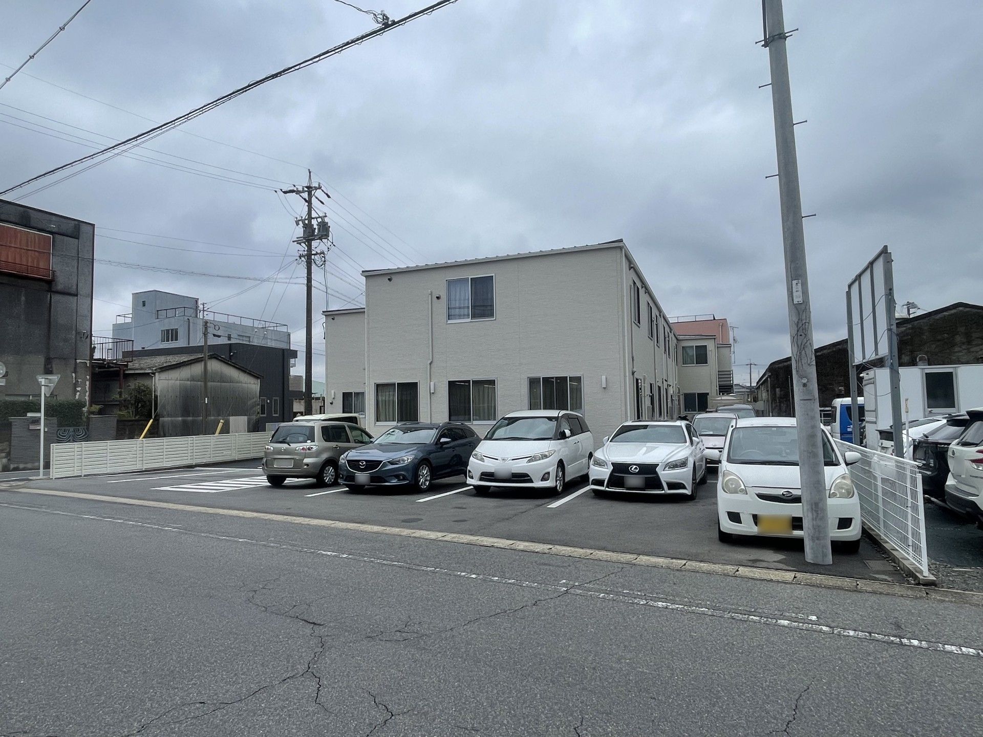 駐車場のある建物外観