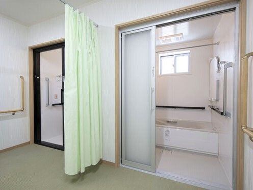 一人用の浴槽が設置された浴室が二つ並んであり、それぞれの壁には手すりが付き、引き戸もある。左右対称の造りとなっていて、脱衣所の真ん中にカーテンもある。