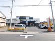 サービス付き高齢者向け住宅の建物と駐車場