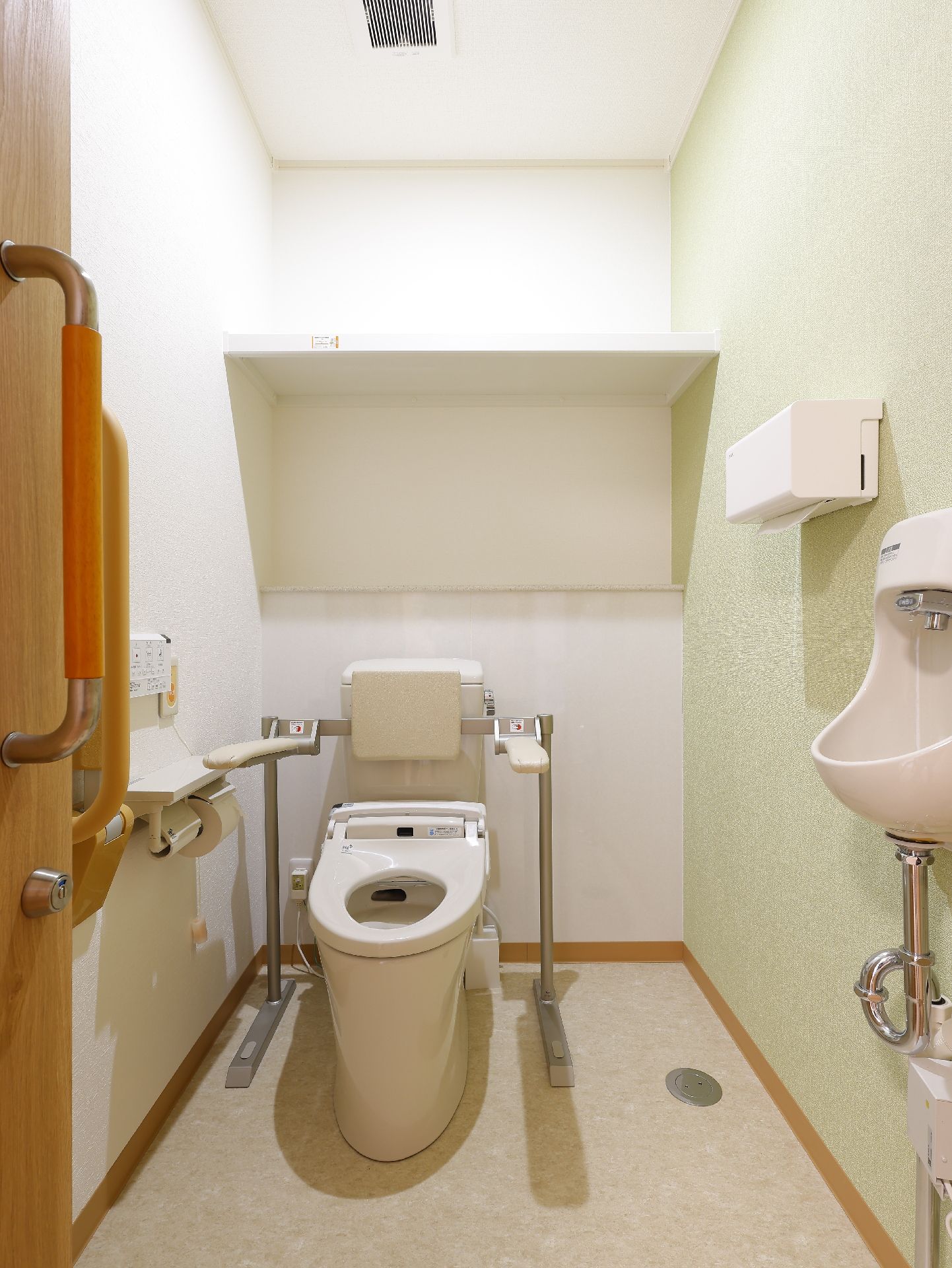 手すりが設置された個室トイレ
