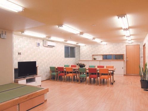 テレビやカラフルな椅子がセットされたダイイングテーブルが設置されたスペースには、畳敷きの小上がりもあり、アットホームな雰囲気。