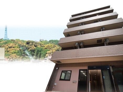 自然が多い場所に建っているブラウン系の重厚感のある建物。６階建てで縦に長く、各フロアにベランダがあり、すっきりとしたデザイン。