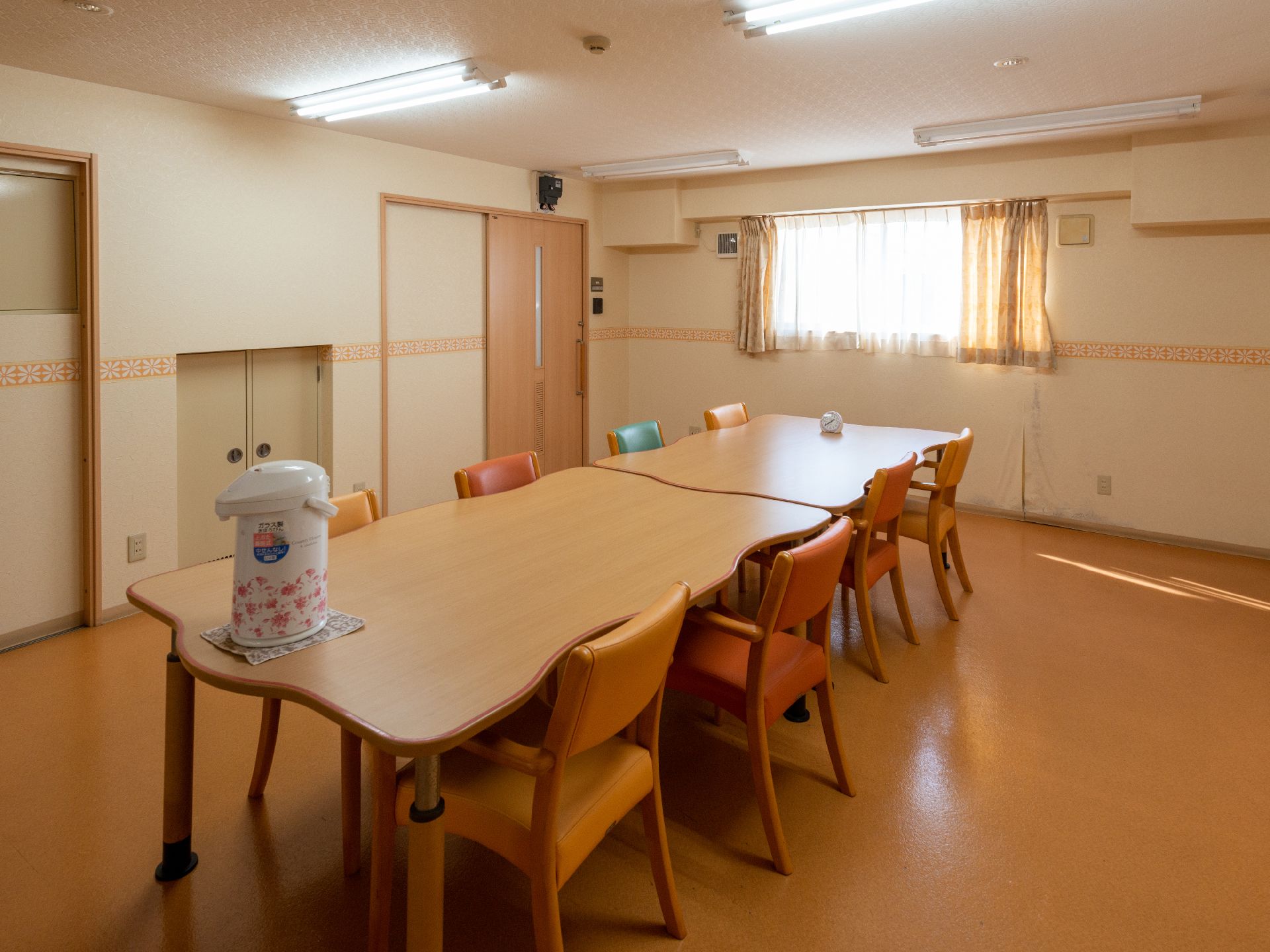居室を出てすぐのリビングダイニング