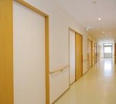 暖かい雰囲気の廊下