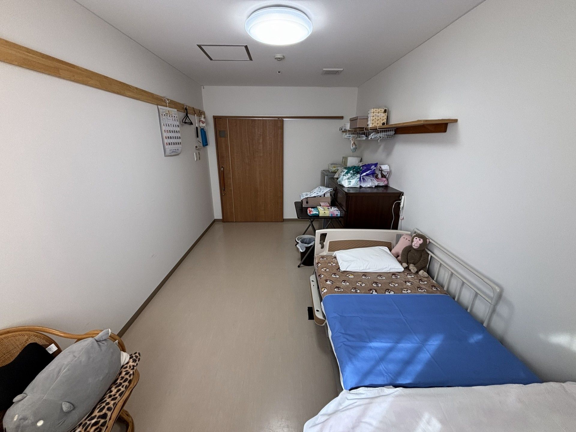 女性に寄り添う介護スタッフとの2ショット。外に出てリラックスしているときの様子