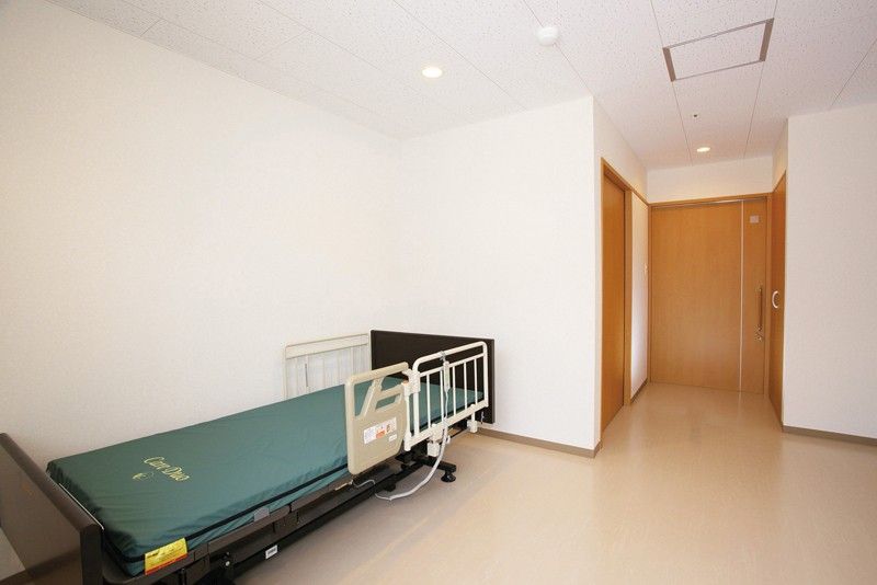 居室のベッドと扉