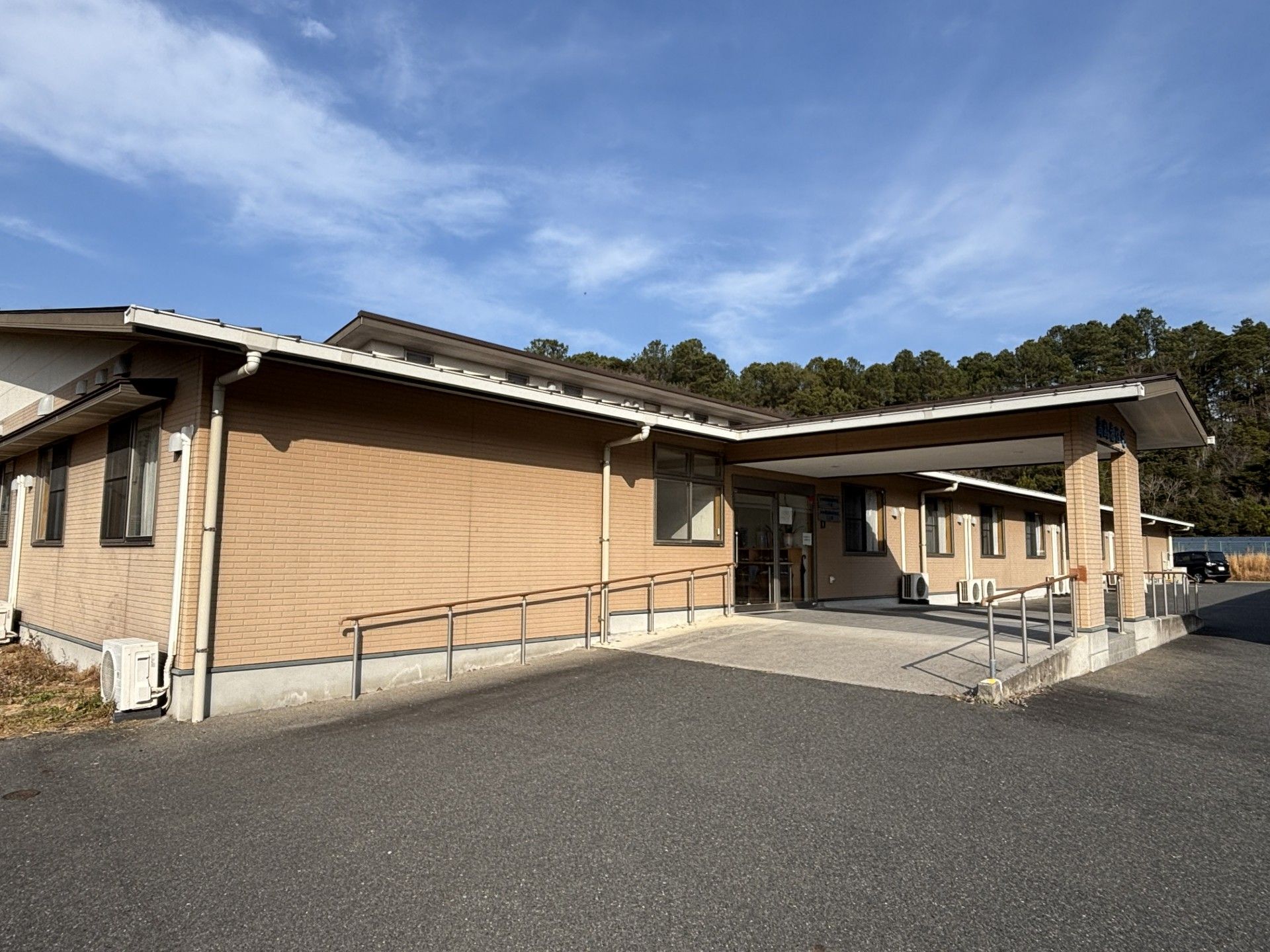 広い玄関の建物外観