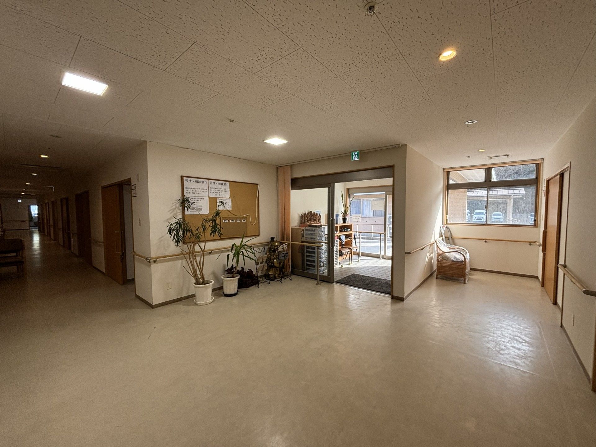 明るい廊下と出入口