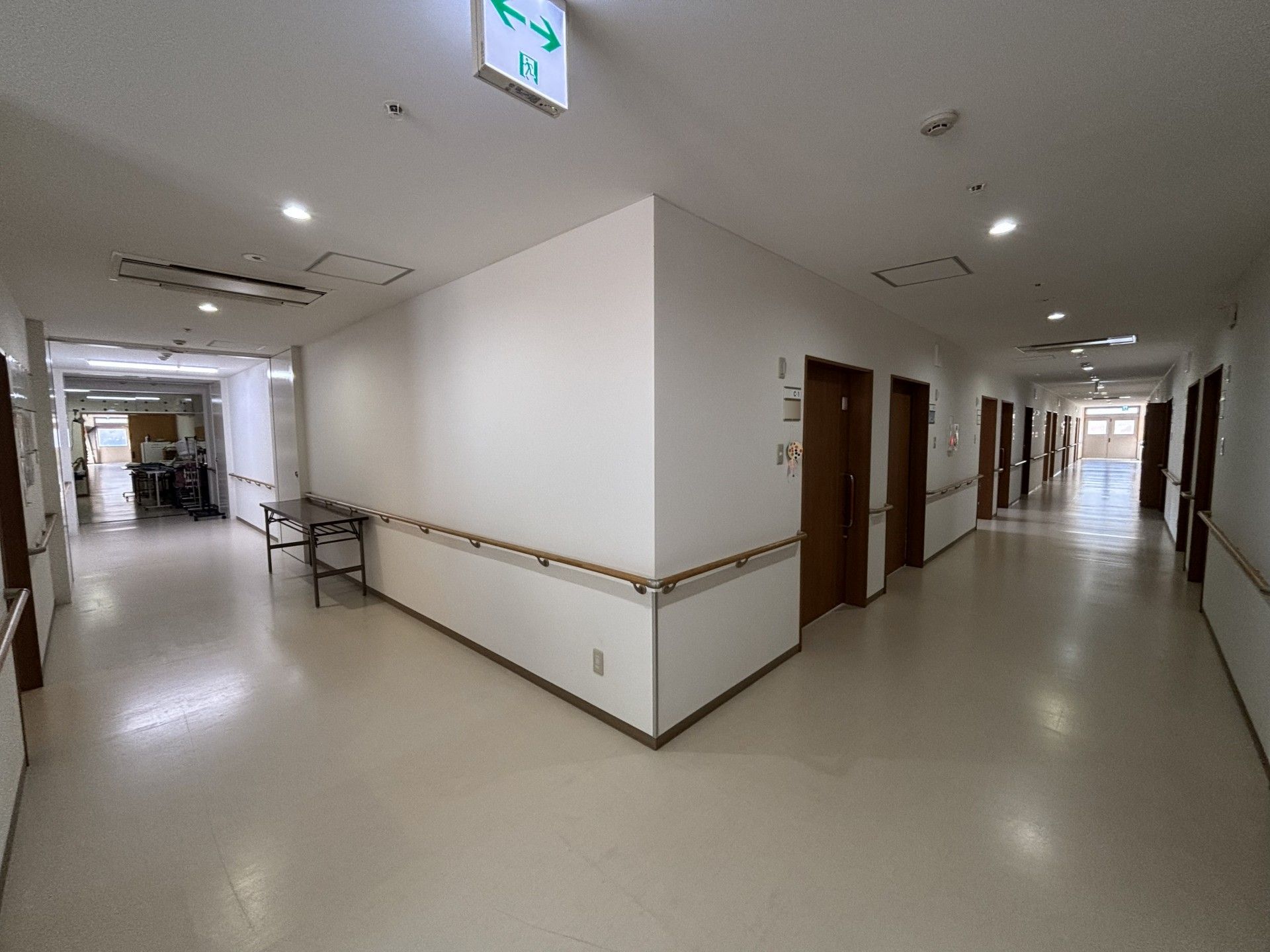 長い廊下と手すり