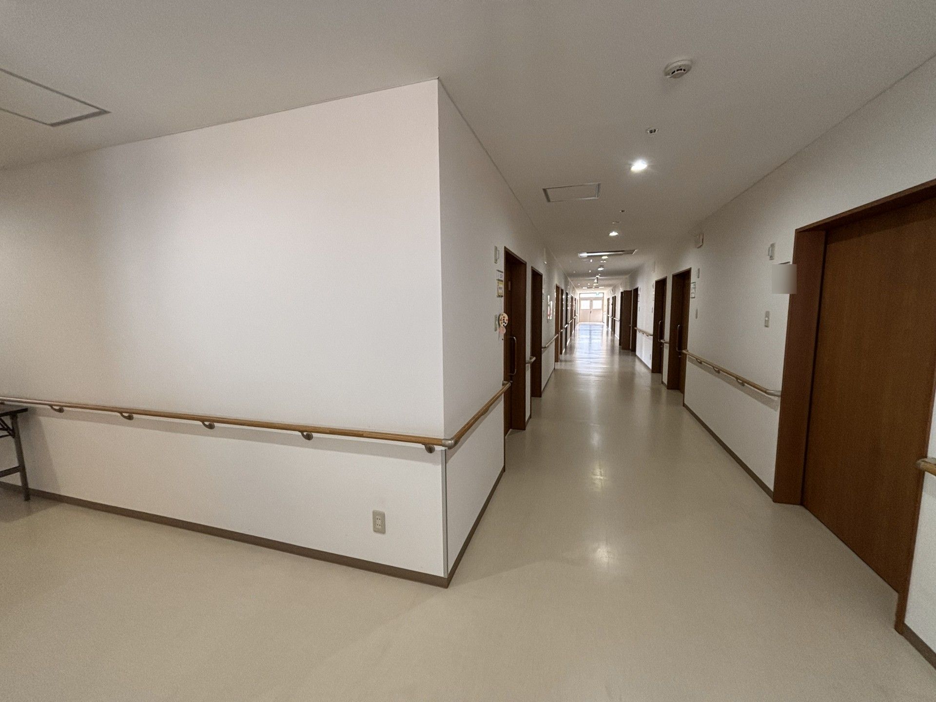 手すり付きの長い廊下