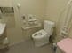 バリアフリーのトイレと洗面設備