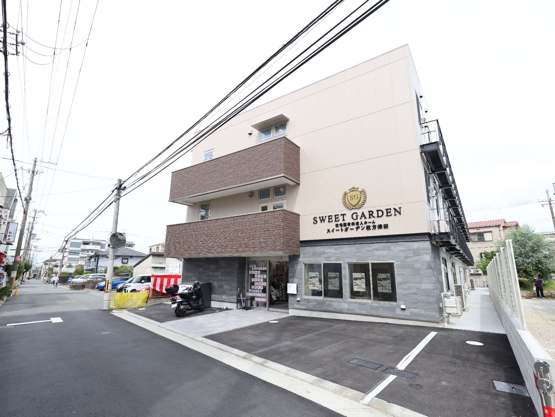 近隣に駐車場が設置されている介護施設の外観