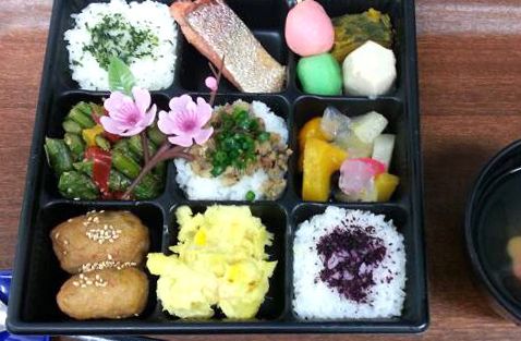 いなり寿司とゆかりごはんと焼き魚や煮物、あんみつのデザートのセット