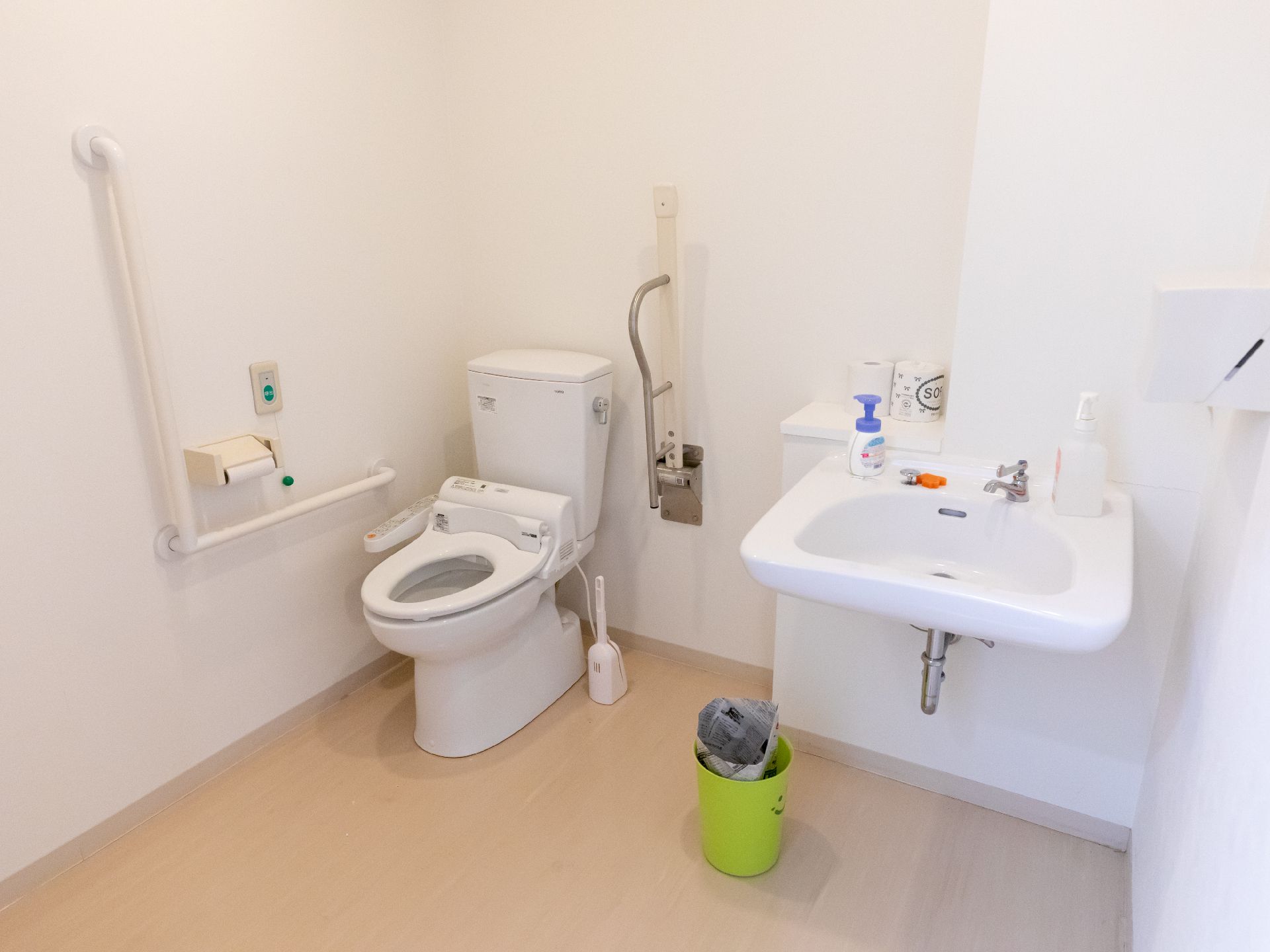 車椅子の人のために手すりが設置されているトイレ