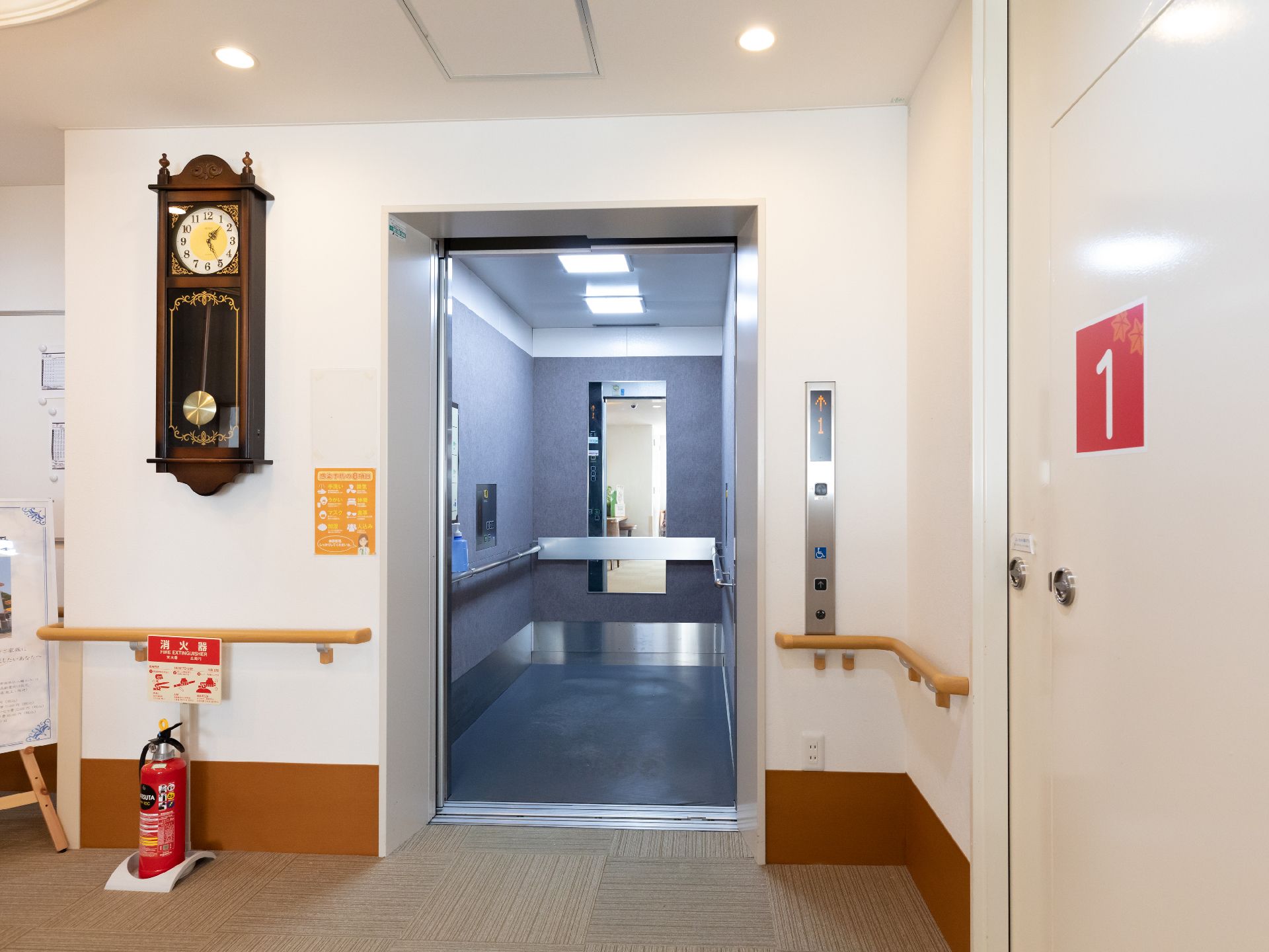 車椅子の方が余裕をもって利用できる広さがあるエレベーター