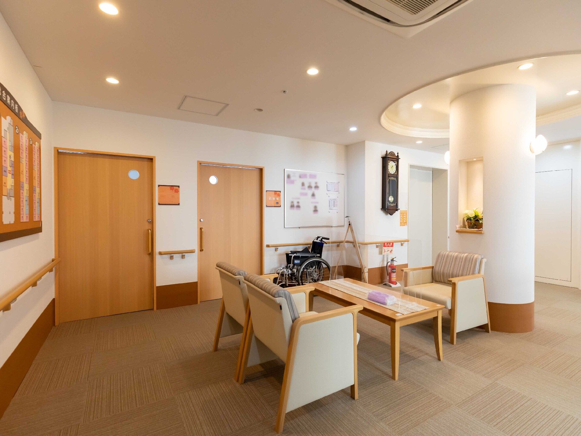 椅子とテーブルが多く設置されている共有スペース