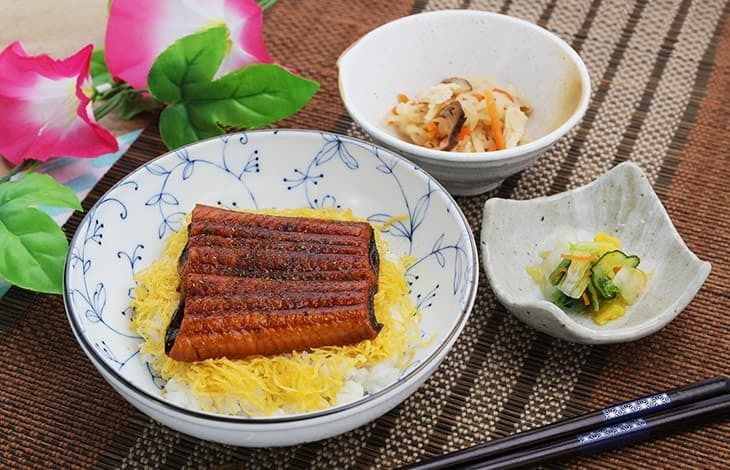 錦糸卵をトッピングしたうな丼と、切り干し大根と白菜の漬物