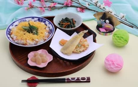 ちらし寿司と天ぷらの盛り合わせ、おひたしや白花豆の甘煮