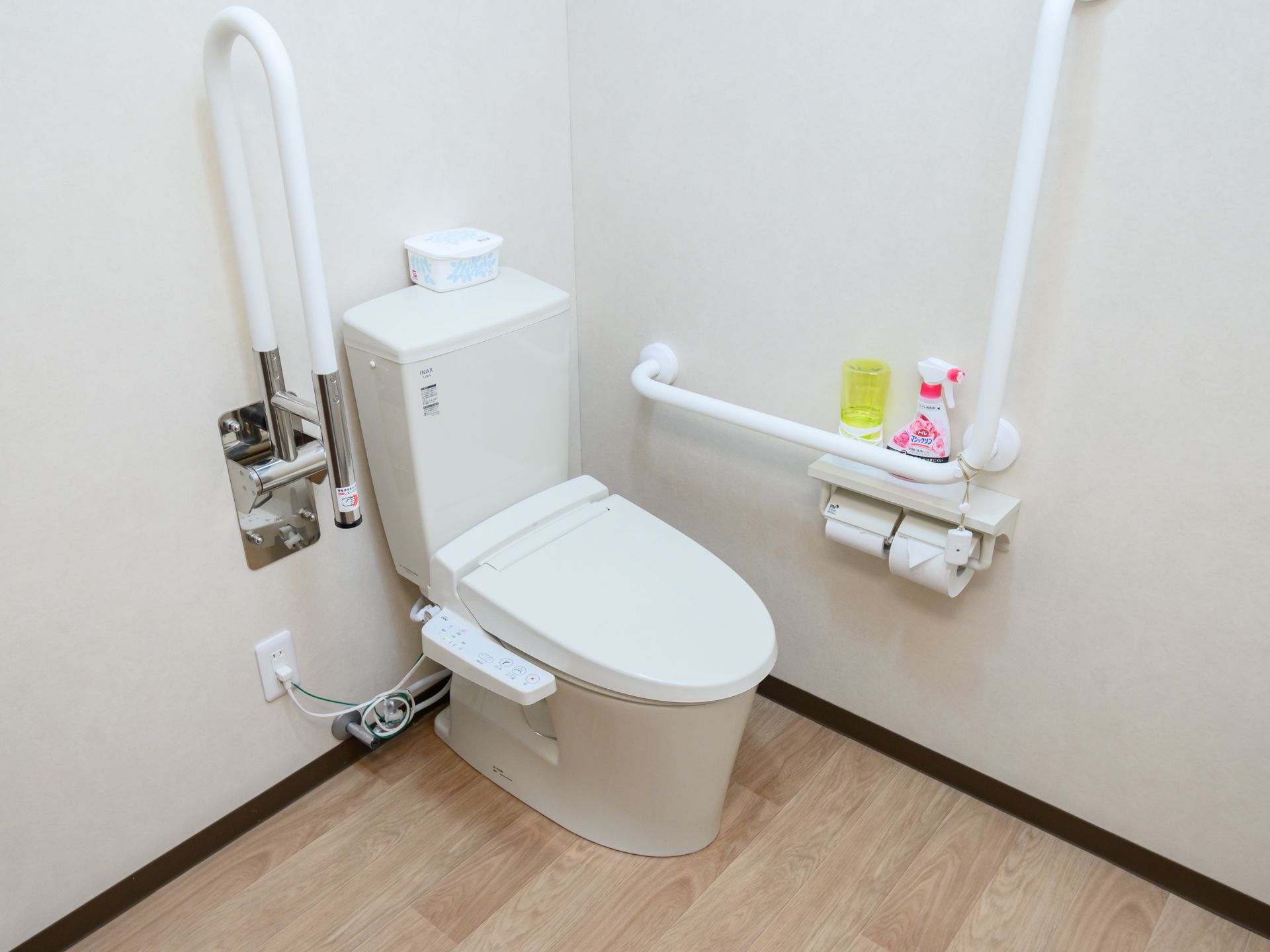 手すりを完備したトイレ