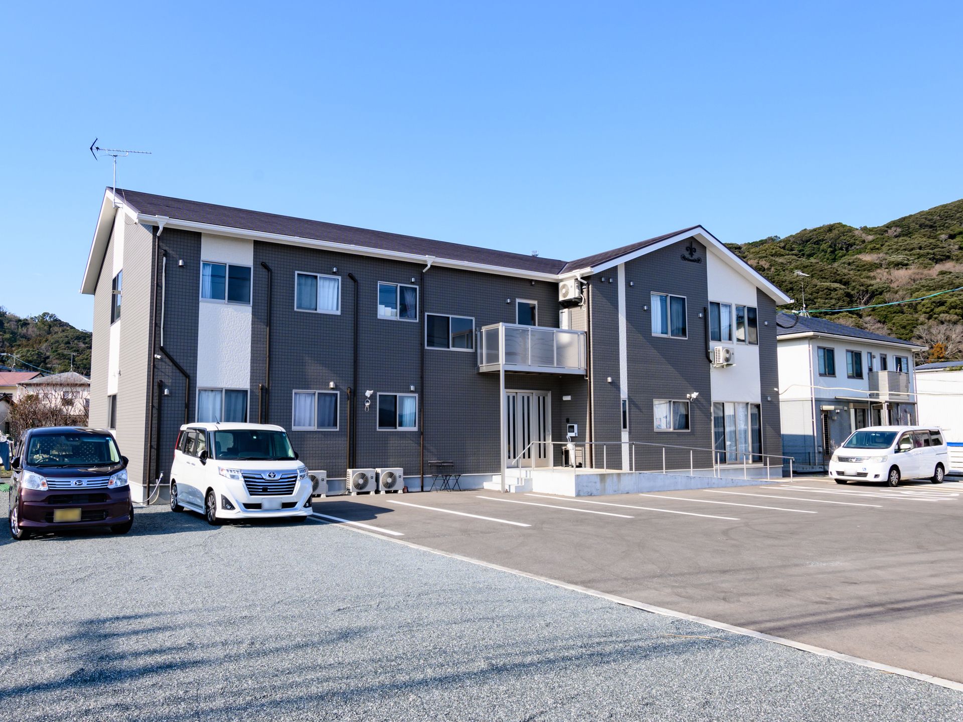 駐車場が完備された施設外観