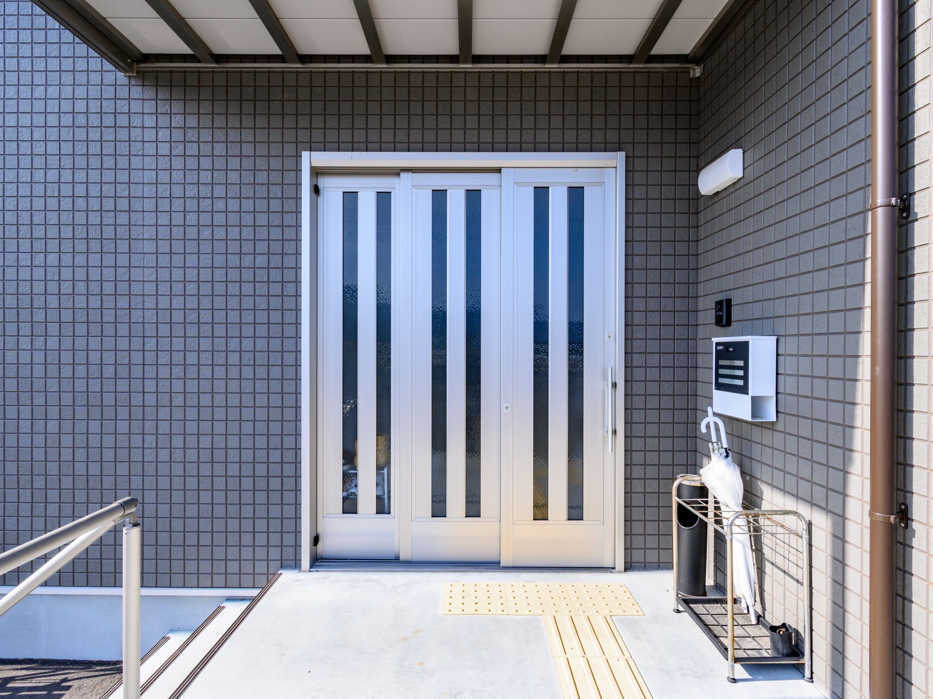 屋根が設置されたエントランス