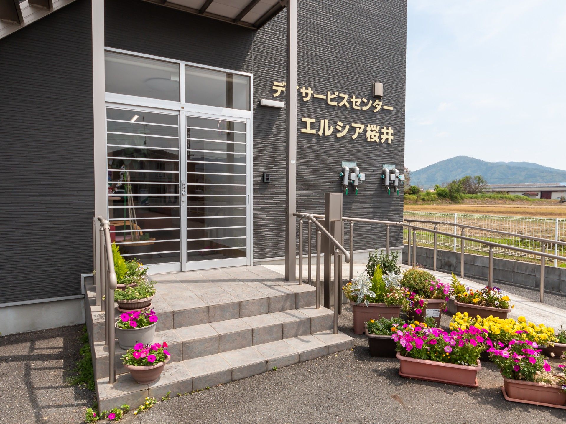 入口と花壇のある建物