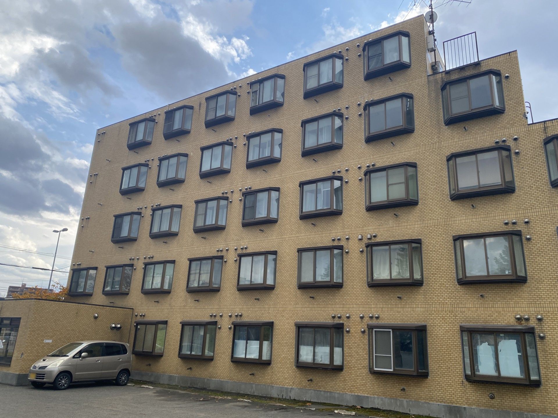 多くの窓がある建物外観