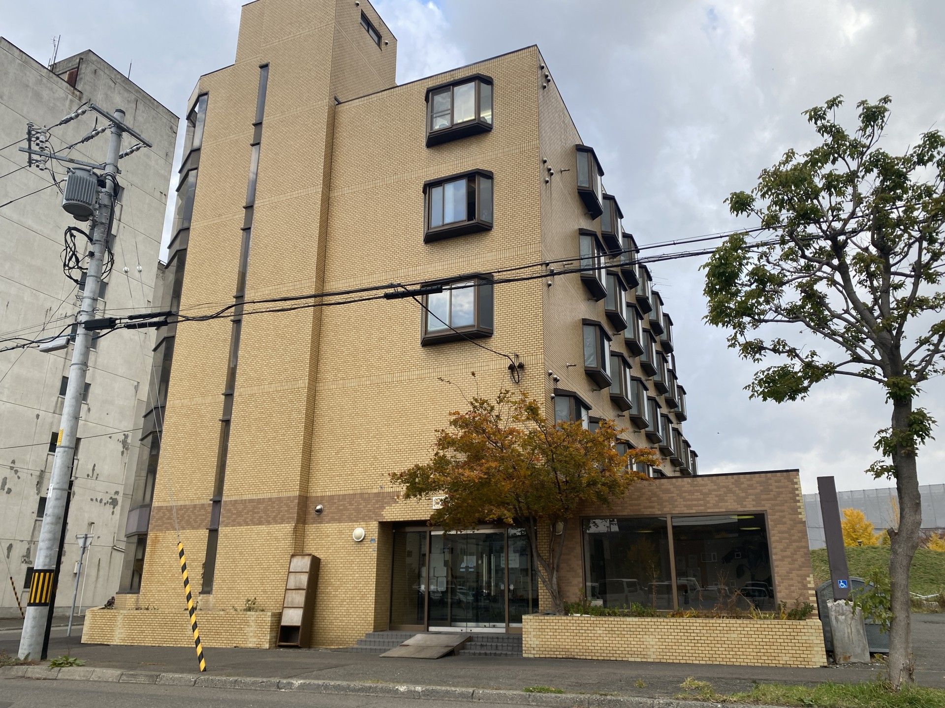 多階層の建物外観