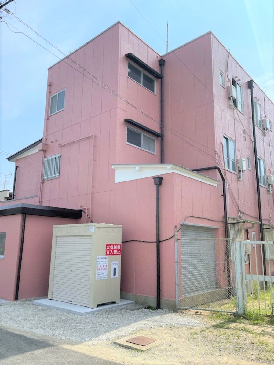 ピンクの外壁の施設外観