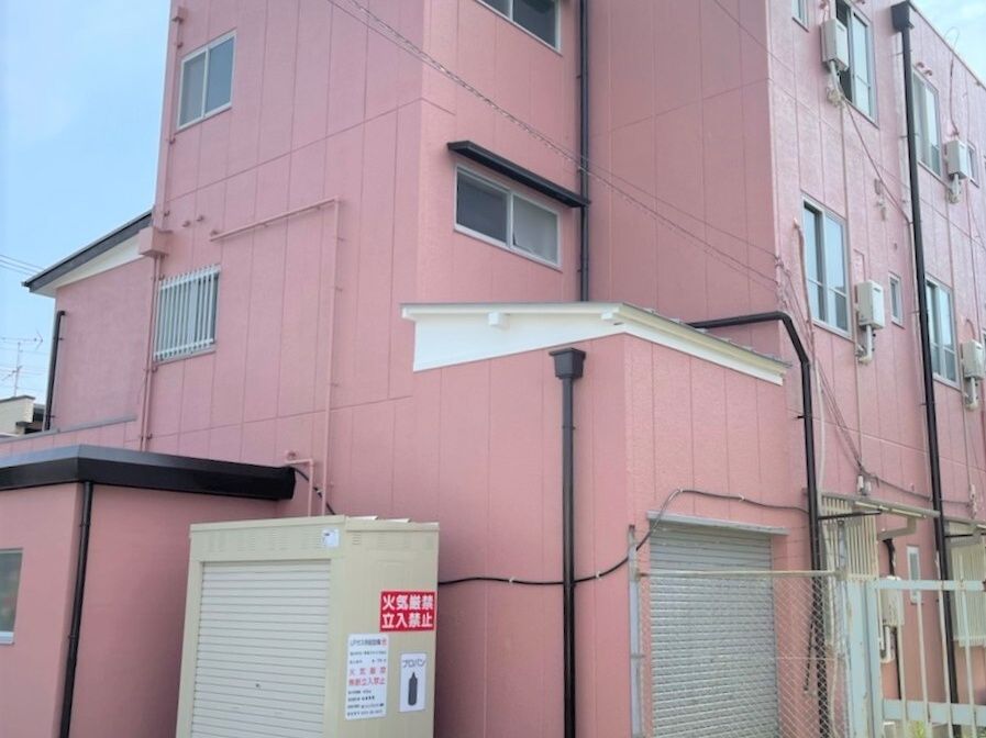 ピンクの外壁の施設外観