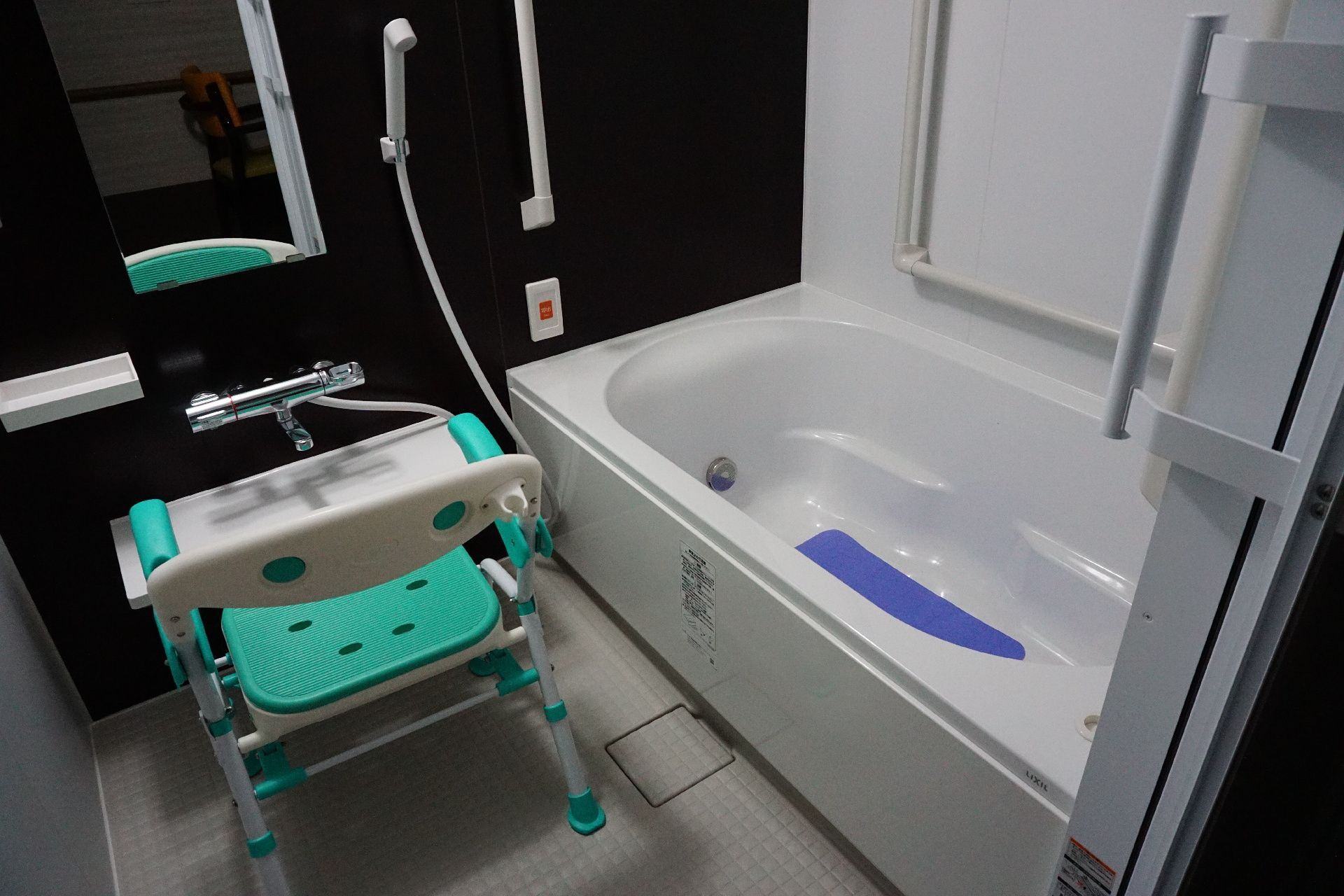転倒を防ぐため多数の手すりが取り付けられている浴室