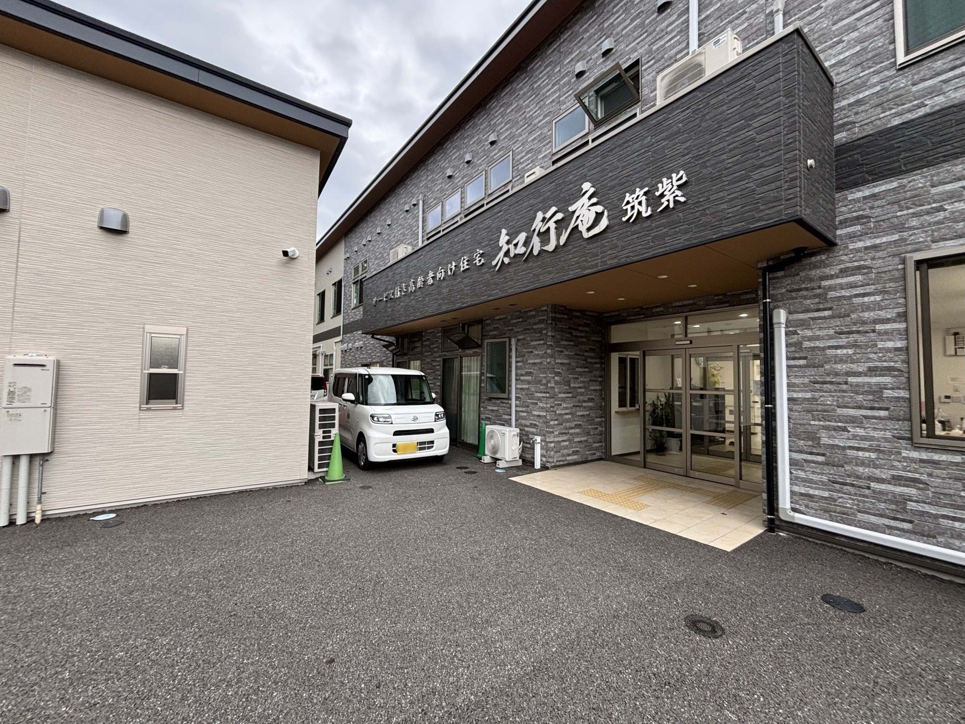 エントランスの外観