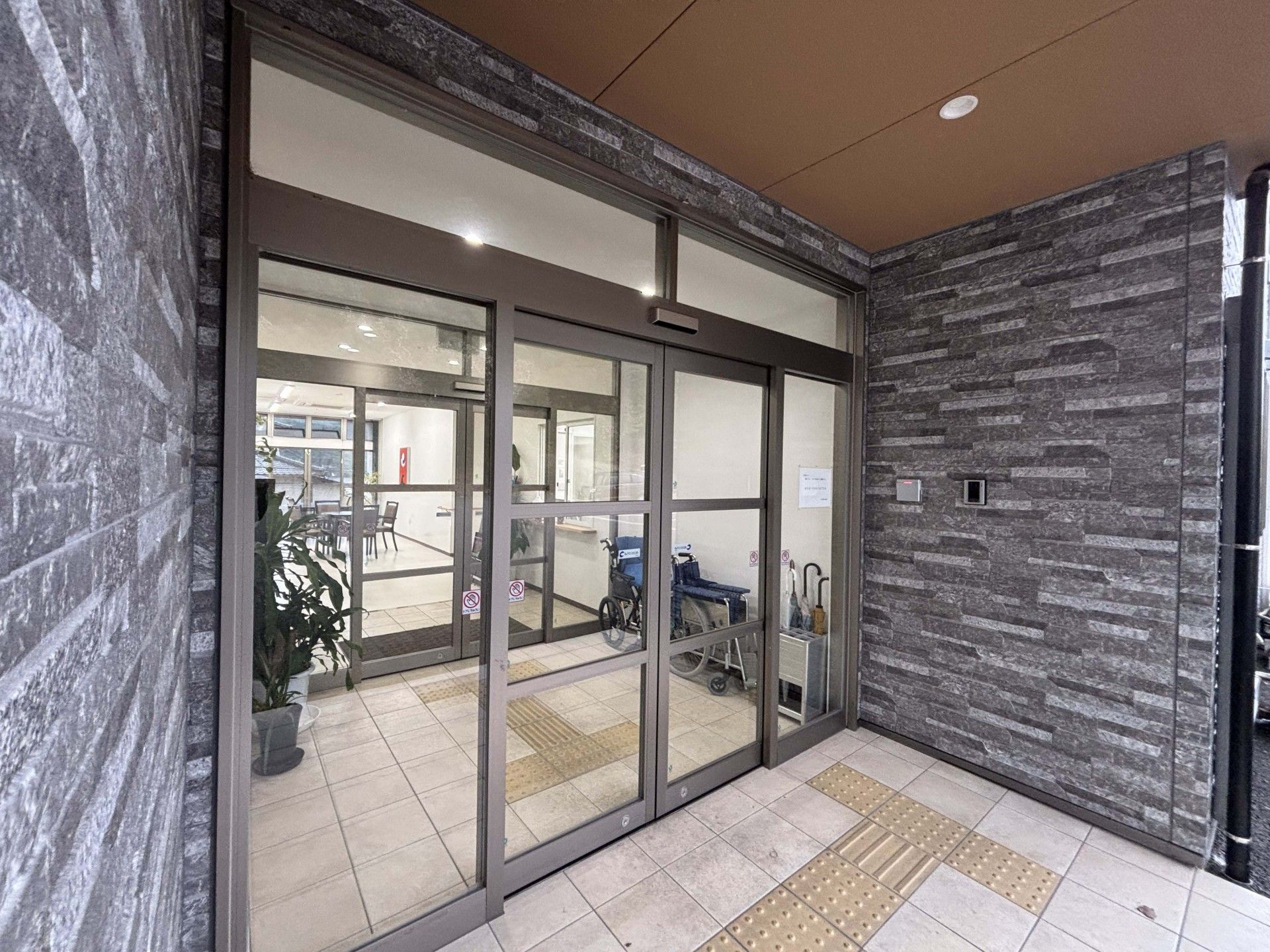 自動ドアのある玄関