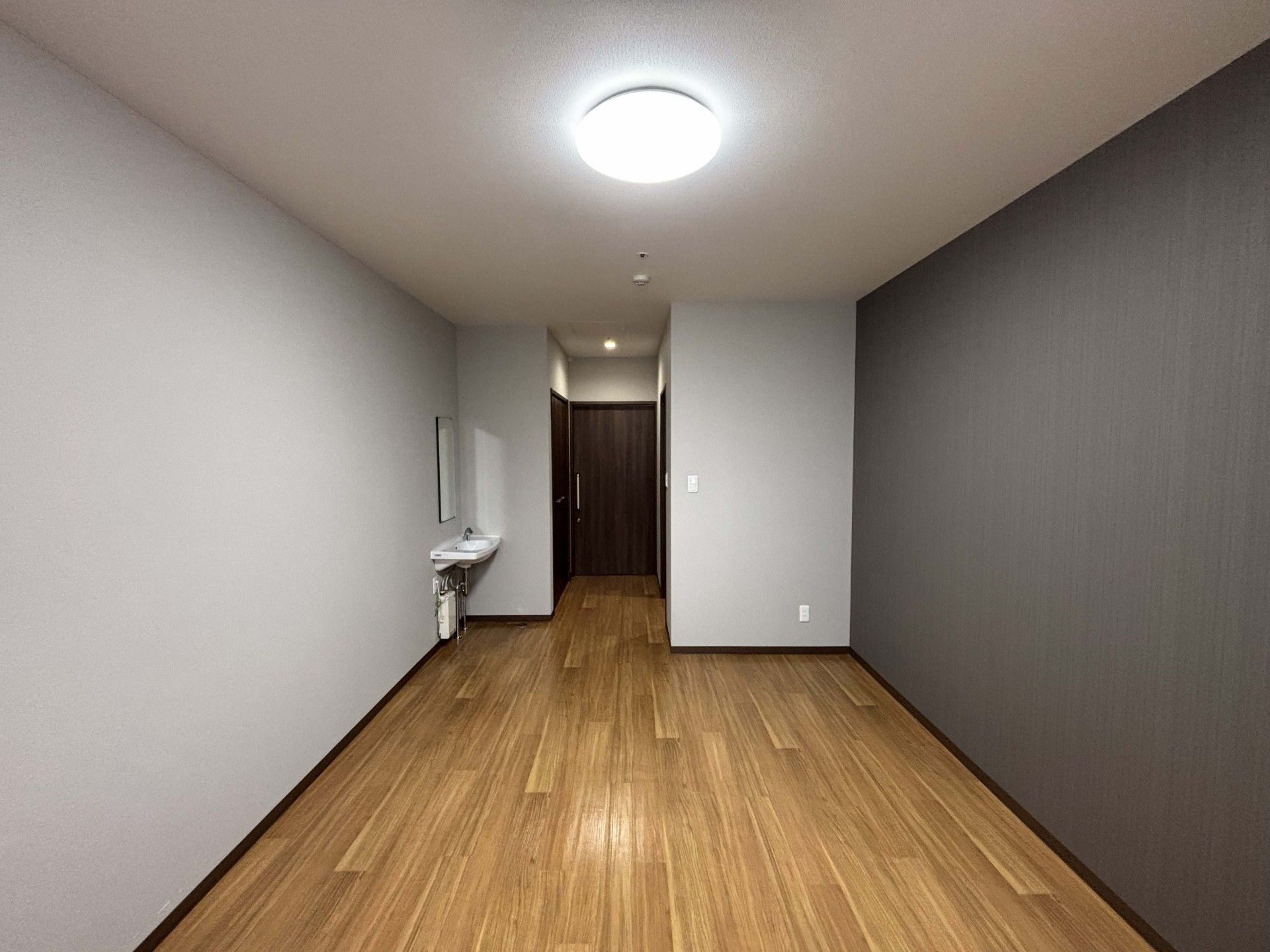 落ち着いた雰囲気の部屋