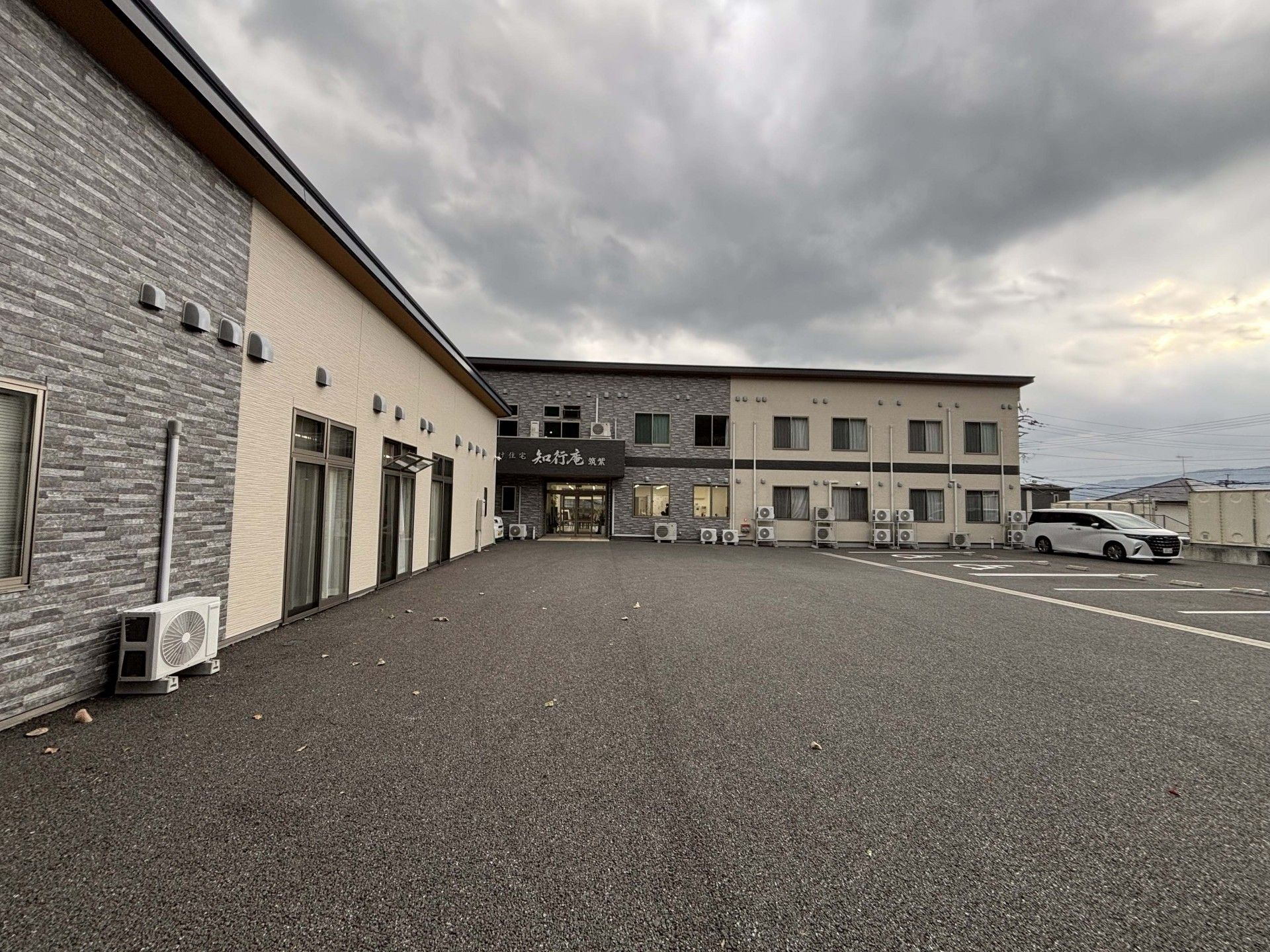 広い駐車場の建物外観